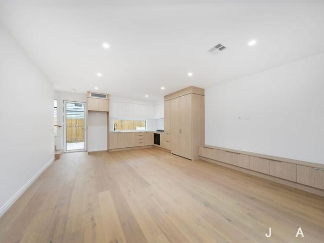 Townhouse for rent in Kingsville, Melbourne