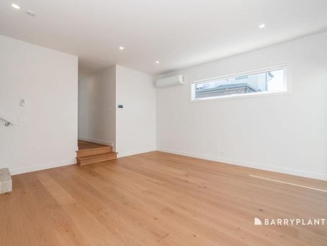 Townhouse for rent in Oak Park, Melbourne
