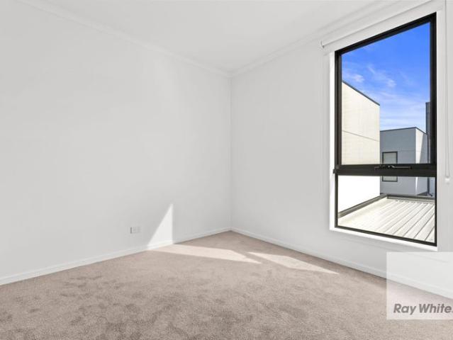 Townhouse for rent in Aurora Estate, Melbourne