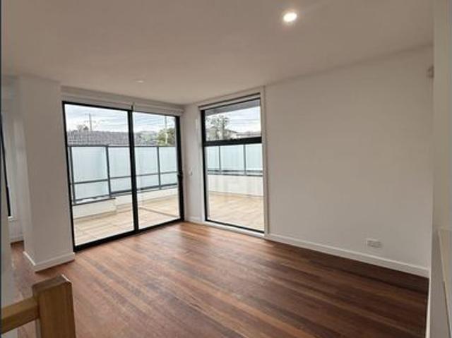 Townhouse for rent in Avondale Heights, Melbourne