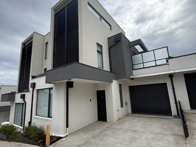 Townhouse for rent in Avondale Heights, Melbourne
