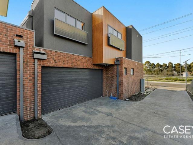 Townhouse for sale in Cranbourne, Melbourne
