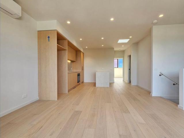 Townhouse for rent in South Kingsville, Melbourne