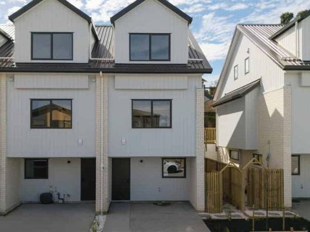 Townhouse for rent in Whangaparaoa, Oroua County
