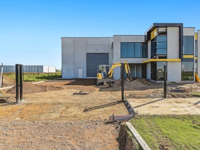 Warehouse for rent in Officer South, Melbourne
