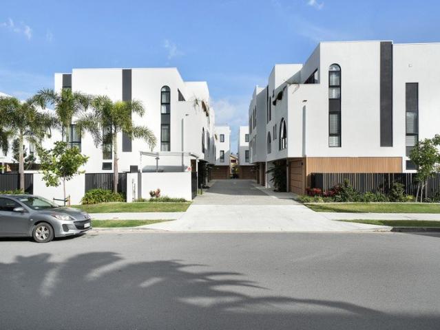 Townhouse for rent in Bundall, Gold Coast City