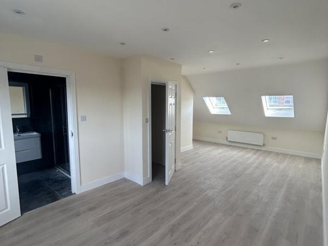 Apartment for rent in London Borough of Merton, Merton Park