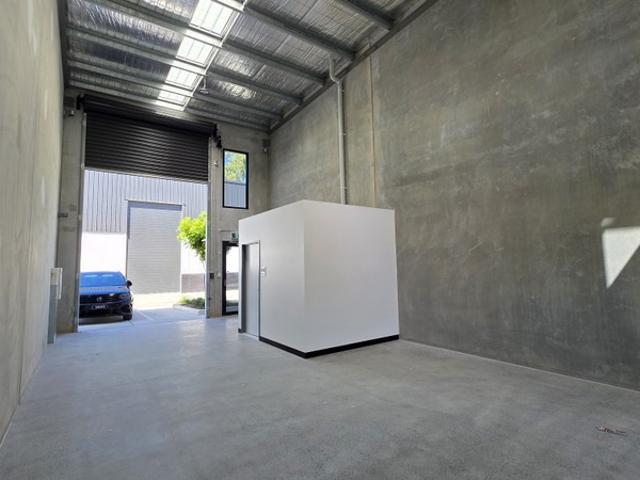 Warehouse for rent in Toombul, Queensland