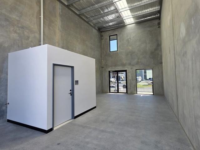 Warehouse for rent in Toombul, Queensland