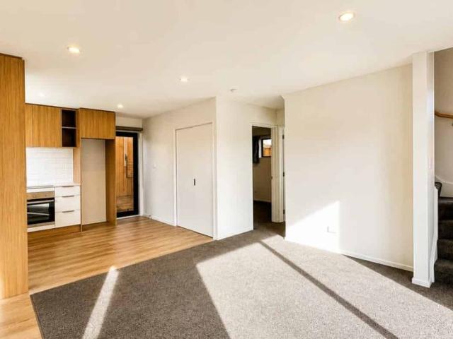 Townhouse for rent in Chaslands, Canterbury