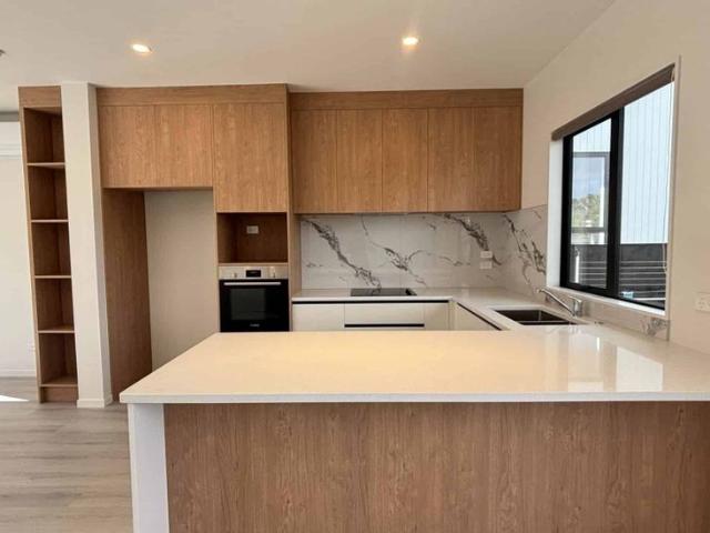 Townhouse for rent in Massey West, Henderson-Massey