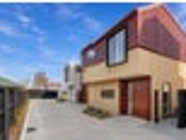 Townhouse for sale in Chaslands, Canterbury