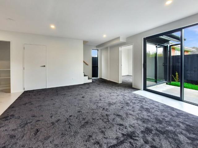 Townhouse for rent in Chaslands, Canterbury