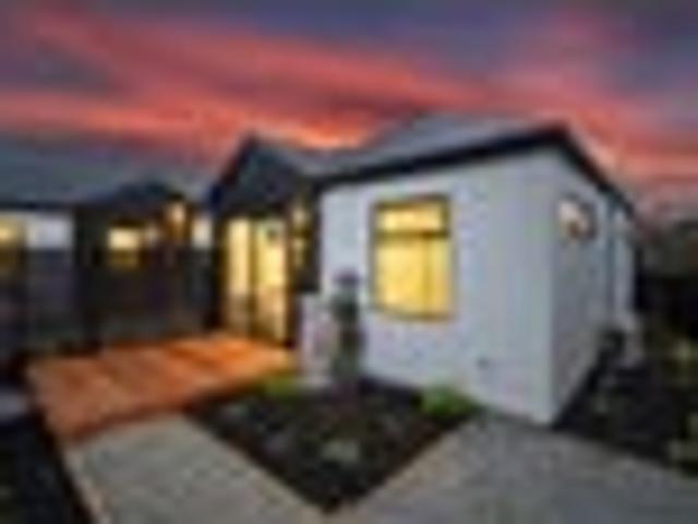 Townhouse for sale in Chaslands, Canterbury