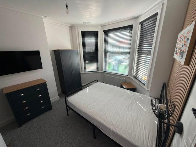 Studio for rent in Roselands, Eastbourne