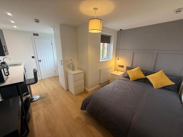 Studio for rent in Berry Hill, Potters Corner