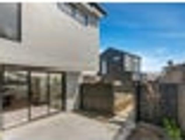 Townhouse for sale in Addington, Canterbury