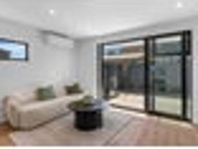 Townhouse for sale in Addington, Canterbury