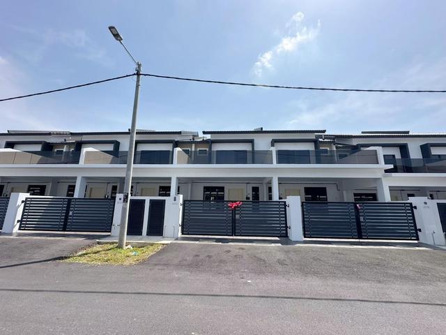 Terraced House for sale in Malaka