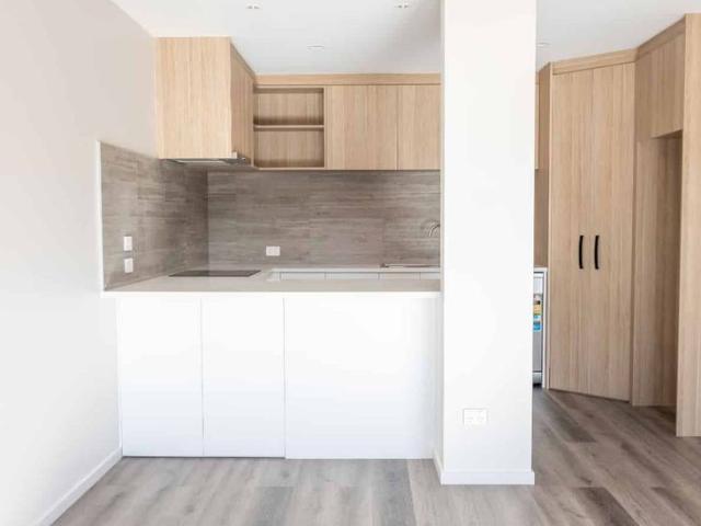 Townhouse for rent in Chaslands, Canterbury
