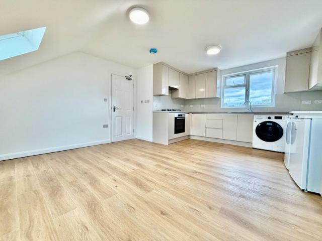 Apartment for rent in London Borough of Ealing, Park Royal