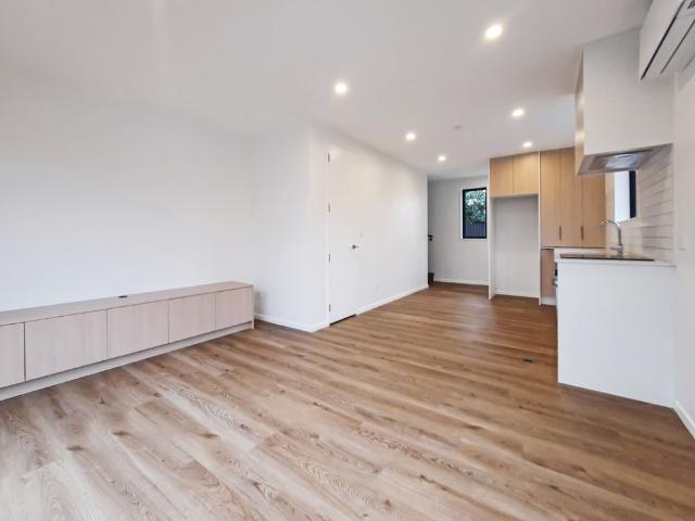 Townhouse for rent in Chaslands, Canterbury