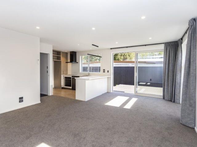 Townhouse for rent in Chaslands, Canterbury