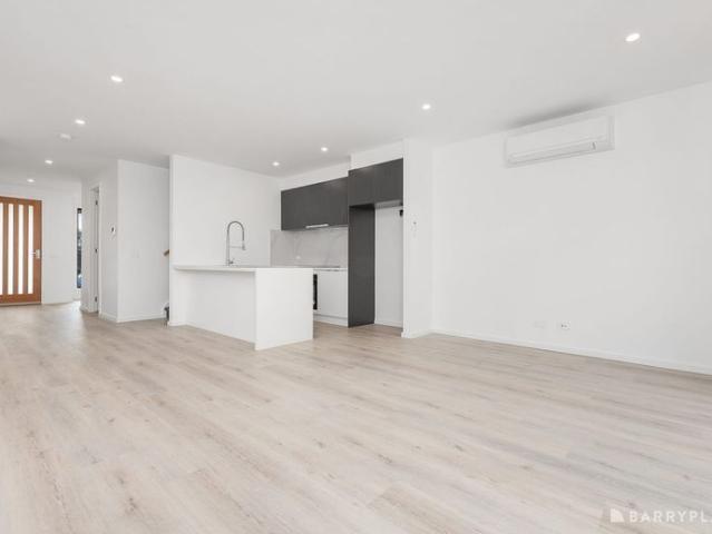 Townhouse for rent in Classic View Estate, Melbourne