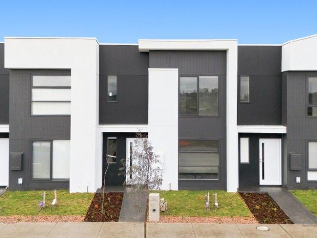 Townhouse for rent in Cranbourne East, Melbourne