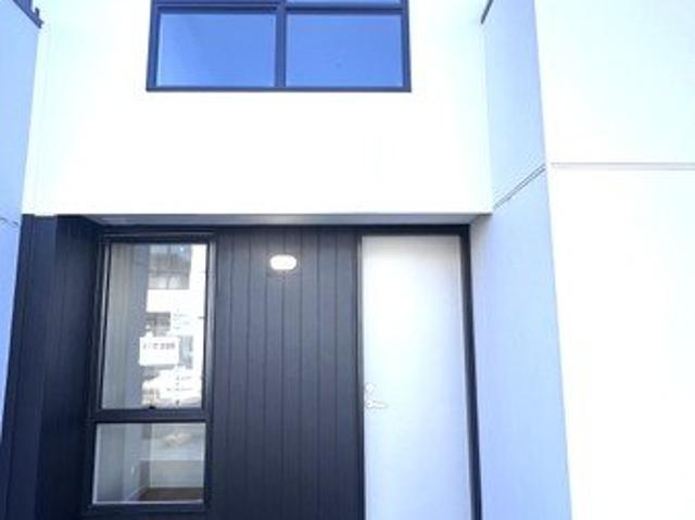 Townhouse for rent in Aurora Estate, Melbourne