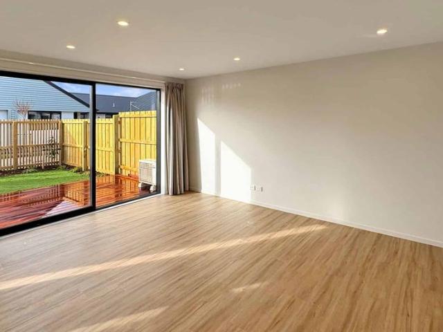 Townhouse for rent in Chaslands, Canterbury