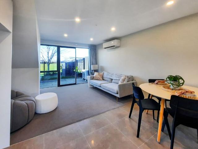 Townhouse for rent in Chaslands, Canterbury
