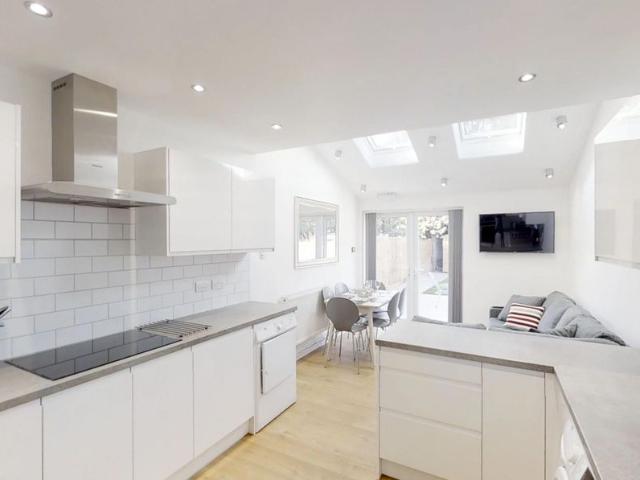 Room for rent in New Town, Monks Orchard