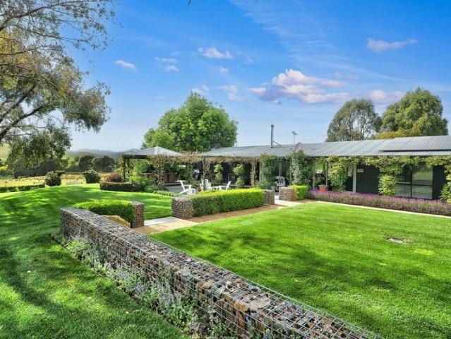 Cottage for sale in Ancona, Victoria
