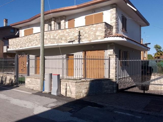Villa Indipendente in vendita a Brembate, Lombardia