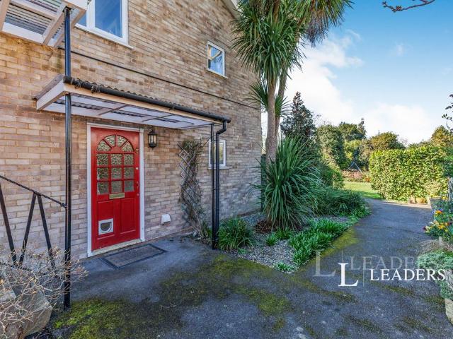 House for rent in Row Town, Surrey