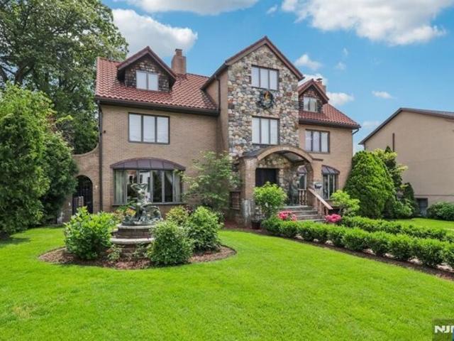 House for sale in Fort Lee