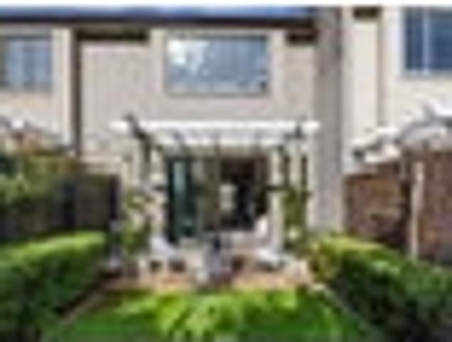 Townhouse for sale in Paremoremo