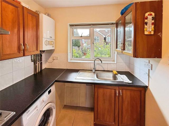 House for rent in Heol-las, Surrey
