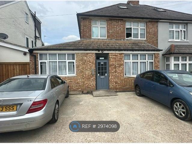 Studio for rent in Row Town, Surrey