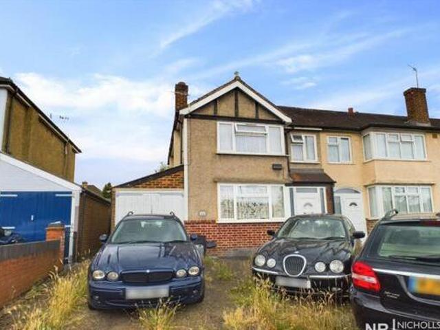 House for sale in Chessington