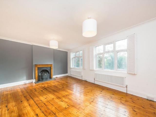 Apartment for rent in Blackhills, Surrey