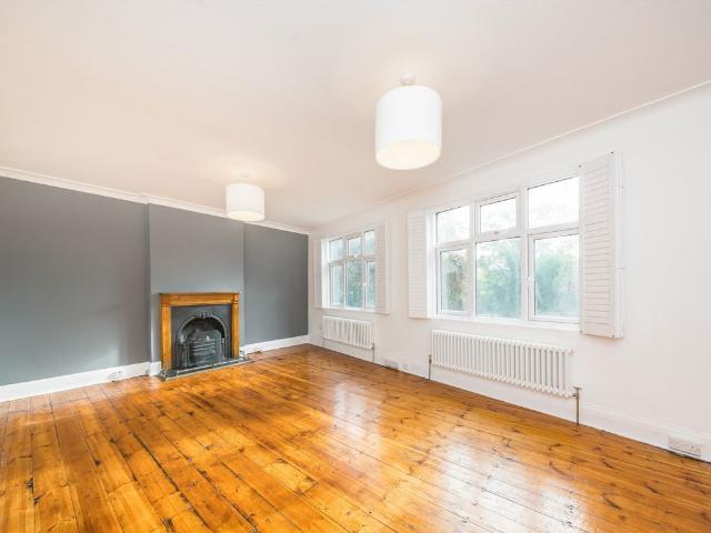 Apartment for rent in Blackhills, Surrey