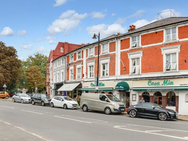 Apartment for rent in Blackhills, Surrey