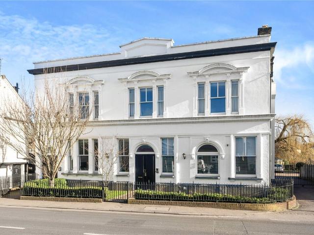 Apartment for rent in Blackhills, Surrey