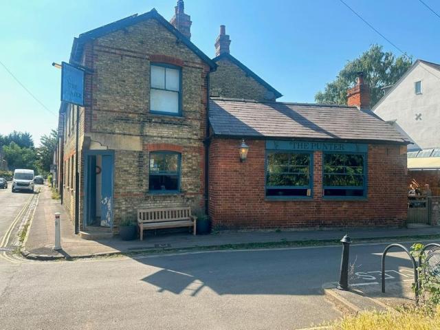 Townhouse for rent in Holywell, The Slade