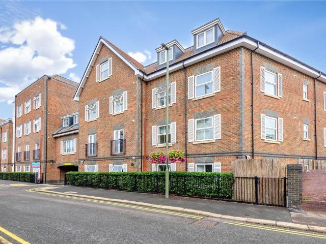 Apartment for rent in Blackhills, Surrey
