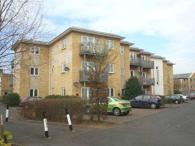Apartment for rent in Row Town, Surrey