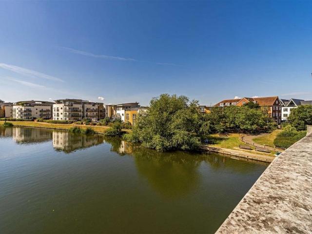 Apartment for rent in Row Town, Surrey