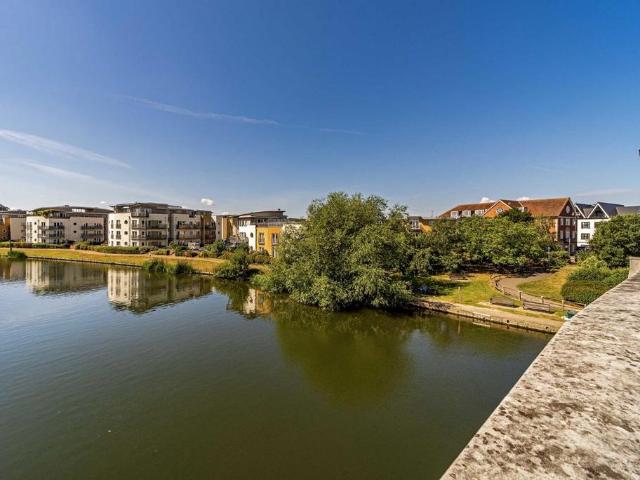 Apartment for rent in Row Town, Surrey